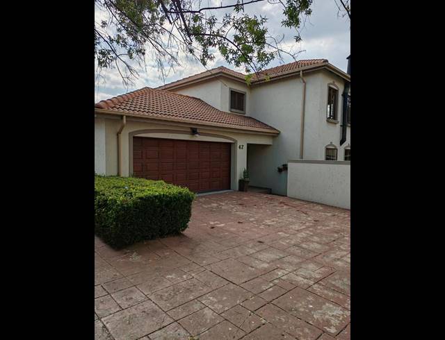 3 BEDROOM TOWNHOUSE FOR SALE IN MIDSTREAM ESTATE